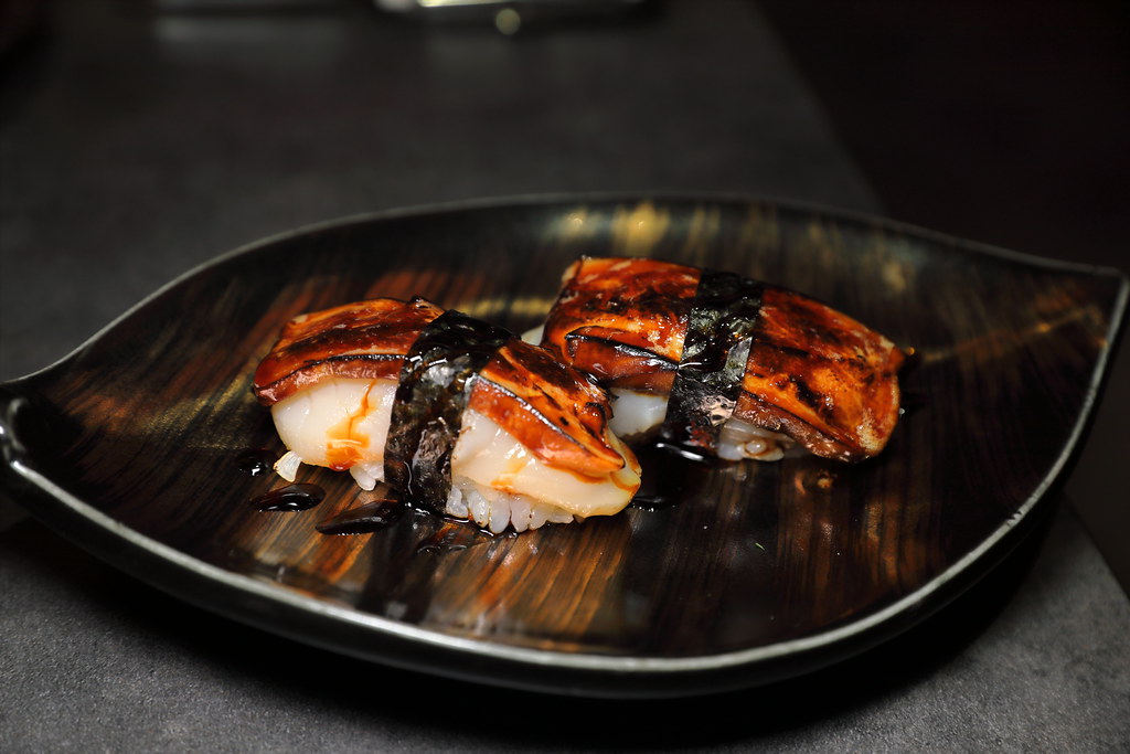 ซูชิหน้าฟัวกราส์กับซอสทรัฟเฟิล